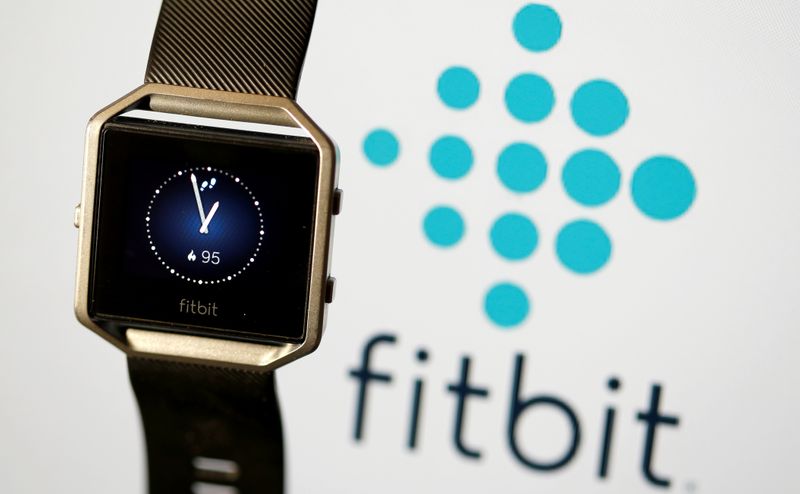 © Reuters. Foto de archivo de un Fitbit Blaze frente al logo de Fitbit