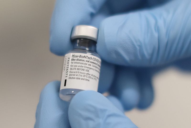 &copy; Reuters. Una fialetta che contine il vaccino anticovid di Pfizer/BioNTech fotografato prima della somministrazione al Royal Victoria Hospital di Belfast