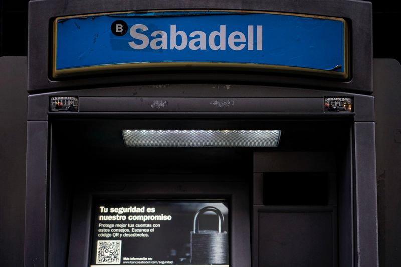 &copy; Reuters. FOTO DE ARCHIVO: El logo del banco de Sabadell en un cajero automático fuera de una de las sucursales del banco en Madrid