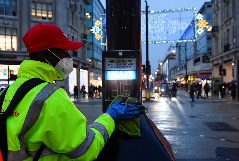 &copy; Reuters. 英コロナ規制強化、イングランドの人口68％が最も厳格な制限下に