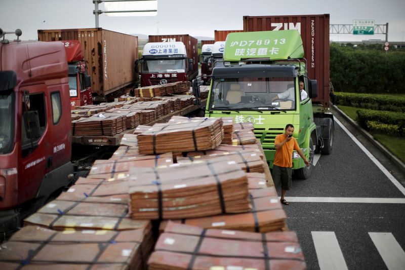 &copy; Reuters. Caminhões transportam cobre em Xangai, China