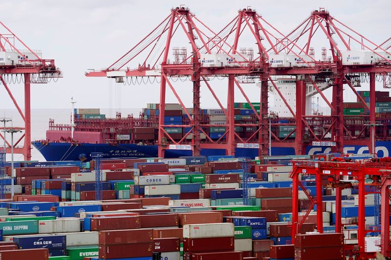 © Reuters. FILE PHOTO: Containers are seen at the Yangshan Deep Water Port in Shanghai