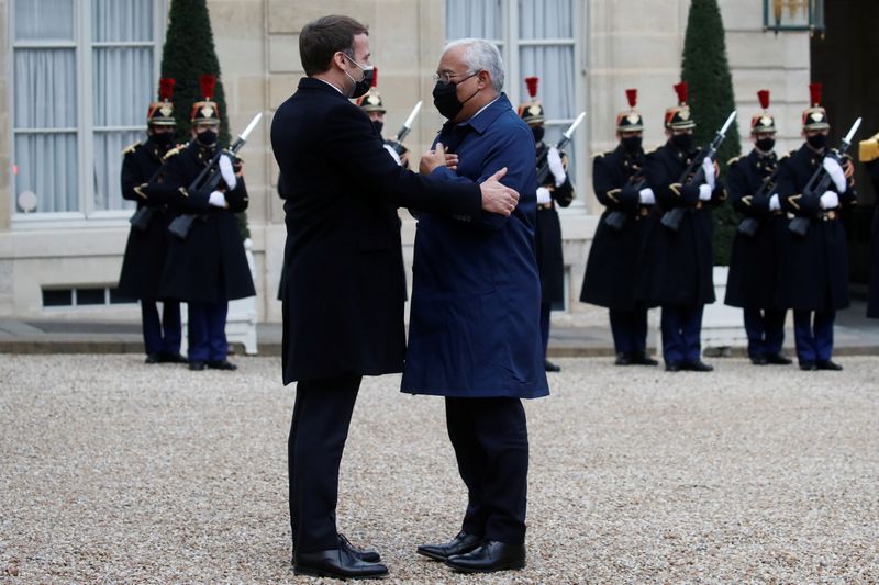 &copy; Reuters. Premiê francês, Emmanuel Macron, e premiê de Portugal, António Costa, em Paris