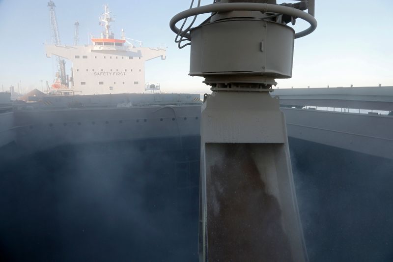 © Reuters. Navio carregado com trigo para exportação no porto de Dunkirk, França