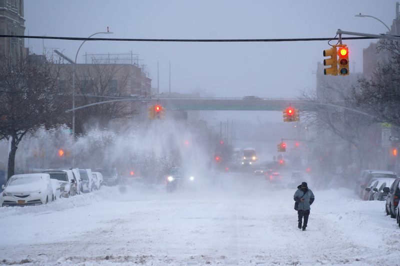 &copy; Reuters. 米北東部で数年ぶりの大雪、ＮＹ州では114センチの積雪