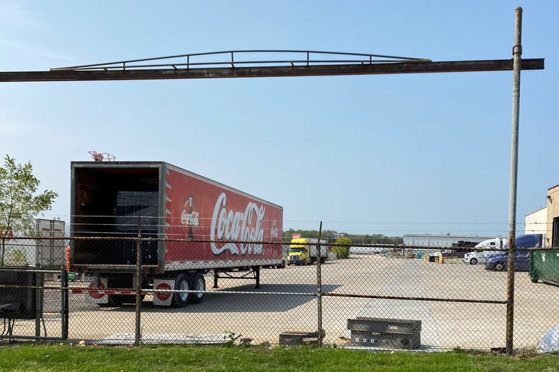 &copy; Reuters. Foto de archivo de un camión de Coca-Cola en la planta de embotellado de la compañía en Alsip, Illinois