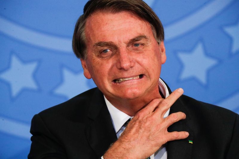 Bolsonaro diz que ninguém pode obrigar vacinação e chama de imbecil quem o considera mau exemplo