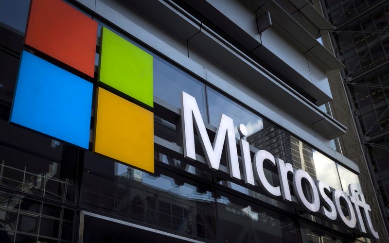 © Reuters. FILE PHOTO: Microsoft logo on an office building in New York