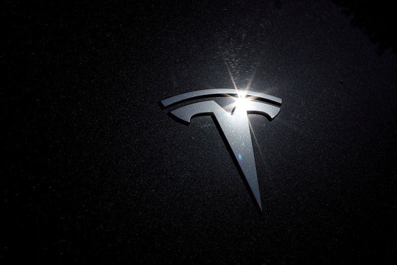 © Reuters. FILE PHOTO: The Tesla logo is seen on a car in Los Angeles