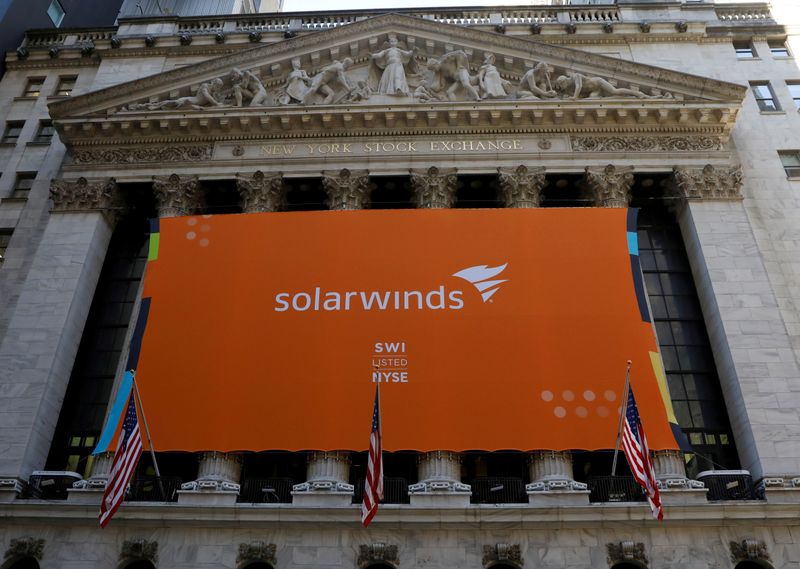 &copy; Reuters. FOTO DE ARCHIVO: La pancarta de SolarWinds Corp. colgada de la Bolsa de Valores de Nueva York (NYSE) el día de la salida a bolsa de la empresa en Nueva York, EEUU, el 19 de octubre de 2018