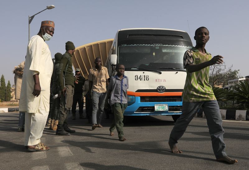 &copy; Reuters. طلبة نيجيريون يعودون لديارهم بعد تحريرهم من الخطف