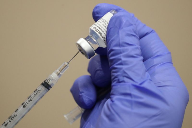 &copy; Reuters. Un operatore sanitario inserisce una siringa in una fiala contenente il vaccino contro Covid-19