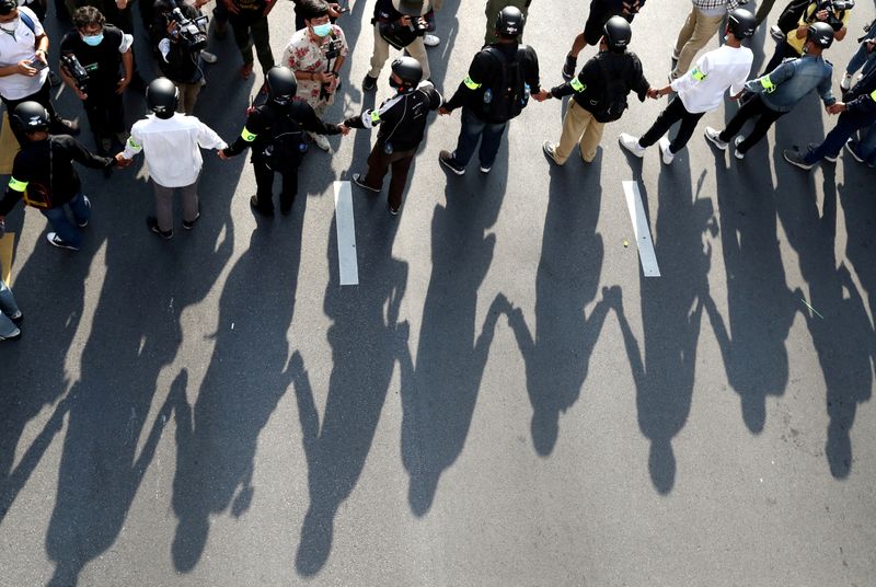 © Reuters. FILE PHOTO: Thai anti-government mass protest, on the 47th anniversary of the 1973 student uprising, in Bangkok