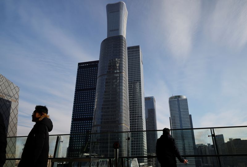 &copy; Reuters. FILE PHOTO: Men stand on a balcony overlooking the central business district in Beijing