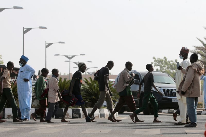 &copy; Reuters. Estudantes nigerianos depois de serem resgatados de sequestro pela forças de segurança do país