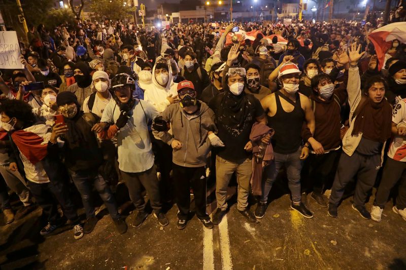 &copy; Reuters. FILE PHOTO: Demonstrators clash with police during protests that led to the resignation of Peru&apos;s interim President Manuel Merino, in Lima