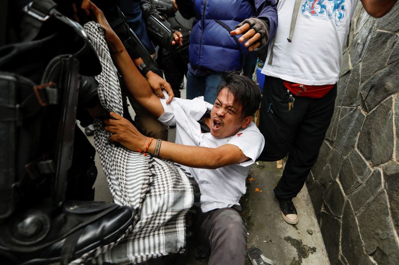 © Reuters. اشتباكات بين أنصار رجل دين إندونيسي متشدد والشرطة في جاكرتا