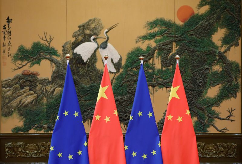 &copy; Reuters. Bandeiras da UE e China em evento em Pequim