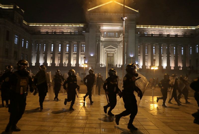 © Reuters. FILE PHOTO: Demonstrators clash with police during protests that led to the resignation of Peru's interim President Manuel Merino, in Lima