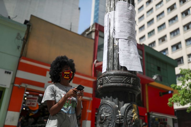 &copy; Reuters. Mulher procura emprego no centro de São Paulo