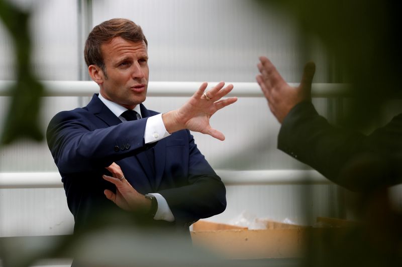 &copy; Reuters. French President Emmanuel Macron meets farmers in Brittany