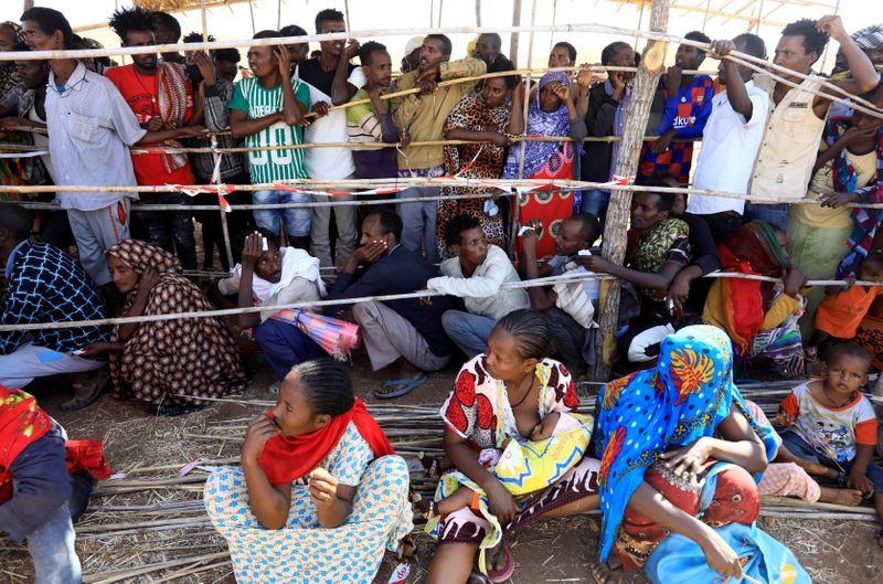 &copy; Reuters. FILE PHOTO: Ethiopians receive supplies at the Um-Rakoba camp on the Sudan-Ethiopia border