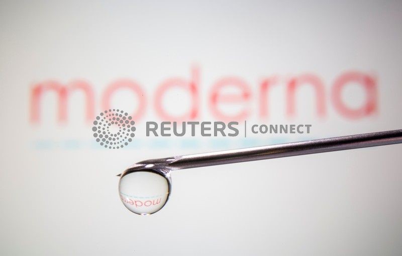 &copy; Reuters. Logo Moderna riflesso in una goccia che esce dall&apos;ago di una siringa