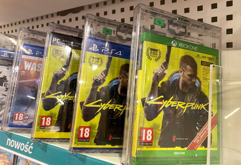 © Reuters. Jogo Cyberpunk 2077 à venda em loja em Varsóvia, Polônia