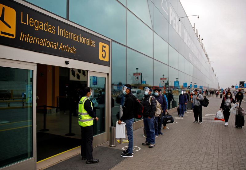 &copy; Reuters. IMAGEN DE ARCHIVO. Pasajeros esperan en una fila para ingresar al Aeropuerto Internacional Jorge Chávez en su día de reapertura para el tráfico comercial internacional regular trsa más de seis meses de cuarentena por el brote de coronavirus, en Lima, 