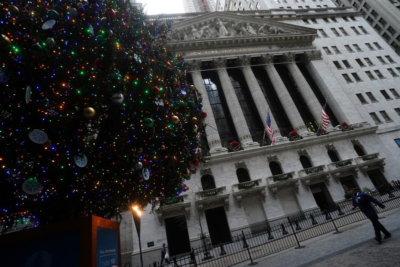 &copy; Reuters. A Christmas tree is pictured outside the New York Stock Exchange
