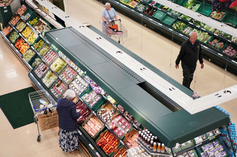 &copy; Reuters. Frutas e vegetais à venda em supermercado em Londres, Reino Unido