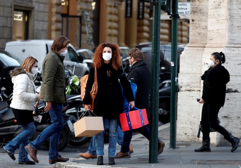 &copy; Reuters. Mulher com caixas de compras em Roma
