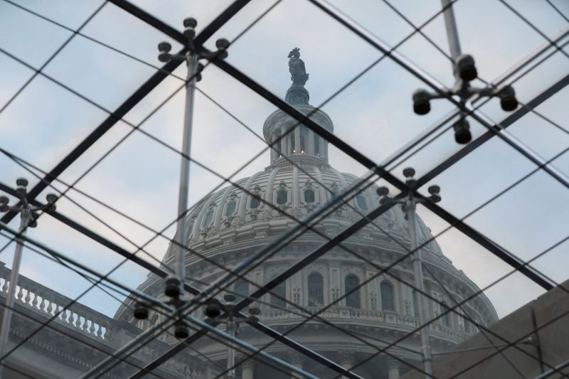 © Reuters. A view of the U.S. Capitol Dome from a skylight inside the building, in Washington