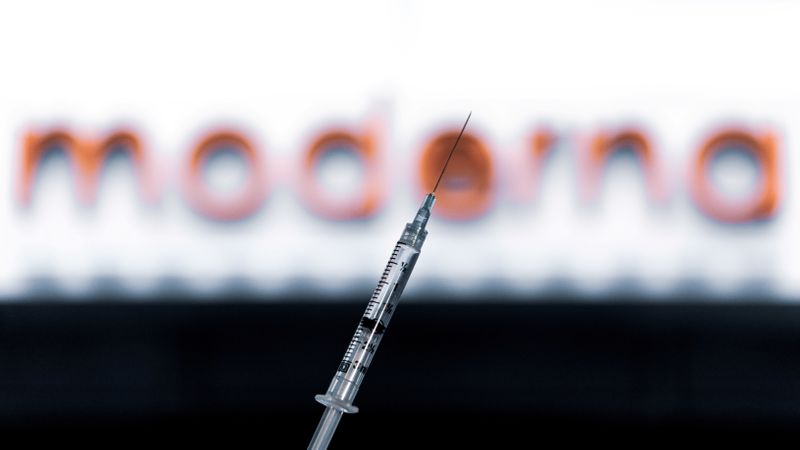 © Reuters. FILE PHOTO: MODERNA ANNOUNCES A VACCINE AGAINST COVID-19 EFFECTIVE AT 94.5%