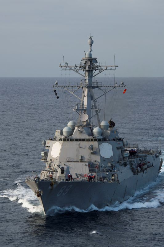 © Reuters. U.S. destroyer USS Mustin in preparation for a replenishment-at-sea in the Western Pacific