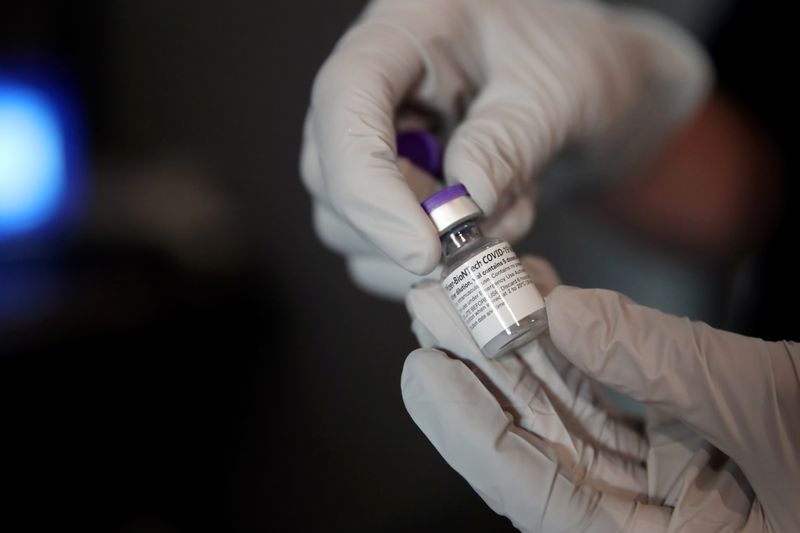 © Reuters. Vacina da Pfizer a ser aplicada em hospital de Boston