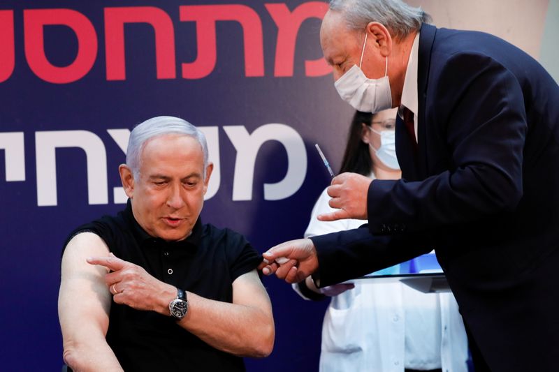 © Reuters. Israeli Prime Minister Minister Benjamin Netanyahu receives COVID-19 vaccine