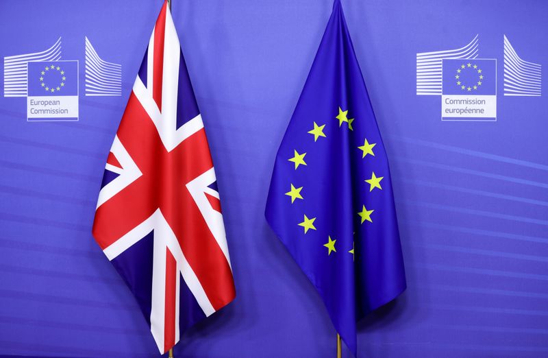 &copy; Reuters. IMAGEN DE ARCHIVO. Las banderas del Reino Unido y de la Unión Europea se vena antes de una reunión del primer ministro británico, Boris Johnson, y de la presidenta de la Comisión Europea, Ursula von der Leyen, en Bruselas, Bélgica