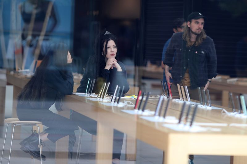 &copy; Reuters. People sit inside a closed Apple Store during the global outbreak of coronavirus (COVID-19) in Santa Monica
