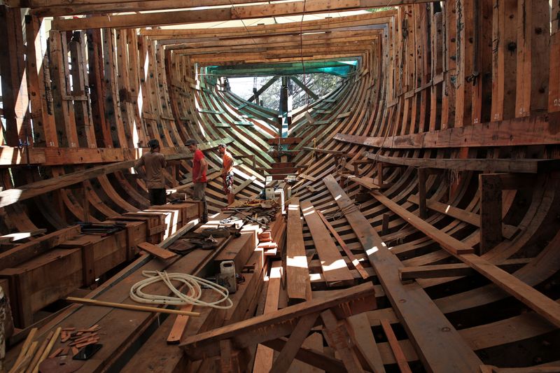 &copy; Reuters. Workers chat while working in the construction of Ceiba, an ecological sailboat that will work with solar panels, electric and hydraulic energy to reduce to almost zero its carbon footprint, at a shipyard in Punta Morales