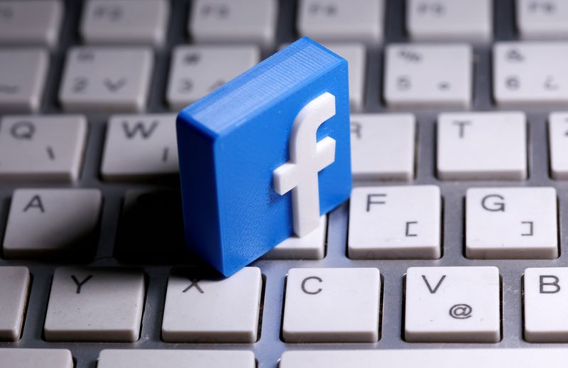 &copy; Reuters. FILE PHOTO: A 3D-printed Facebook logo is seen placed on a keyboard in this illustration