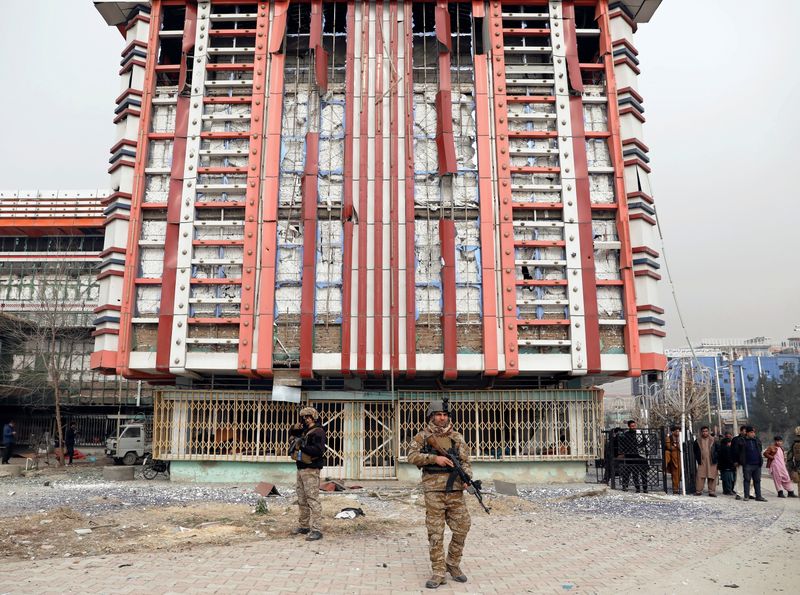 © Reuters. Afghan security forces inspect in front of a damaged building at the site of a blast in Kabul