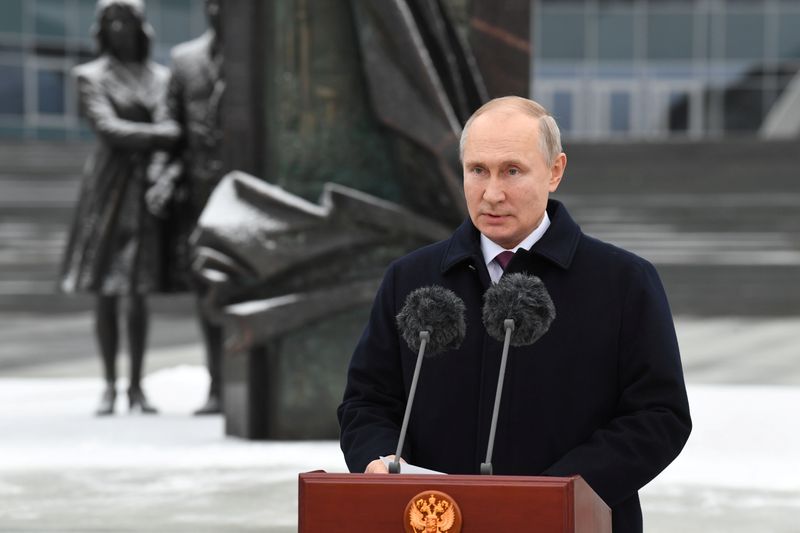 &copy; Reuters. Russian President Putin visits the headquarters of the Foreign Intelligence Service in Moscow