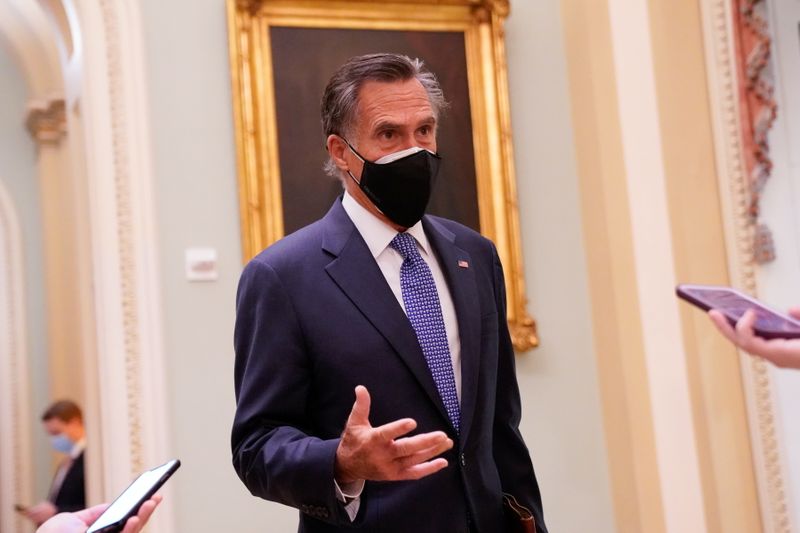 &copy; Reuters. FOTO DE ARCHIVO. El senador estadounidense Mitt Romney habla con periodistas en el Congreso de Estados Unidos en Washington.