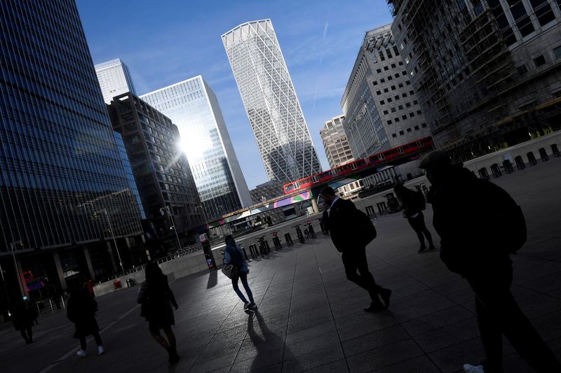 &copy; Reuters. FILE PHOTO: People walk during the morning rush hour in the financial district of Canary Wharf amid the outbreak of the coronavirus disease (COVID-19) in London