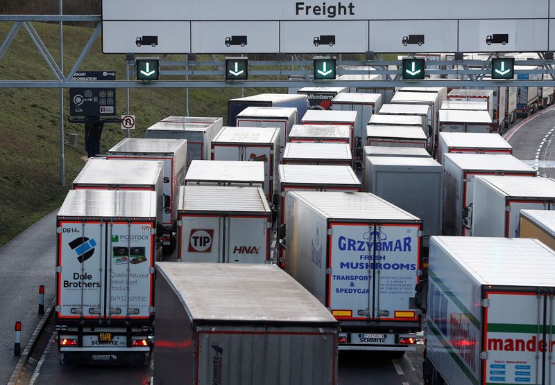© Reuters. Freight vehicles line up prior to boarding a train to France via the Channel Tunnel, amid the coronavirus disease (COVID-19) outbreak, in Folkestone