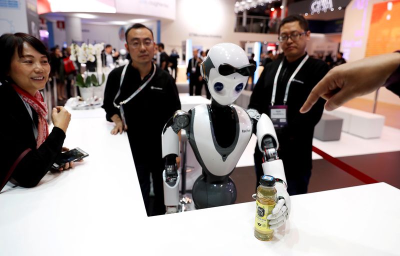 &copy; Reuters. FILE PHOTO: The CloudMinds XR-1 robot performs for visitors at the Mobile World Congress in Barcelona