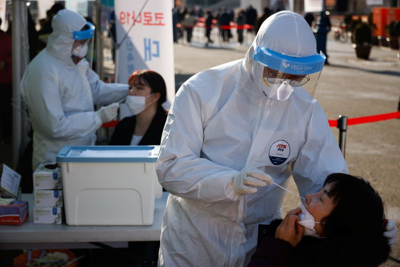 &copy; Reuters. People undergo coronavirus disease (COVID-19) tests at a coronavirus testing site which is temporarily set up in front of a railway station in Seoul