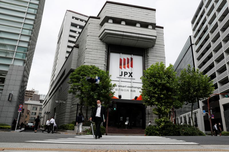 &copy; Reuters. The Tokyo Stock Exchange (TSE) building is seen after the TSE temporarily suspended all trading due to system problems in Tokyo