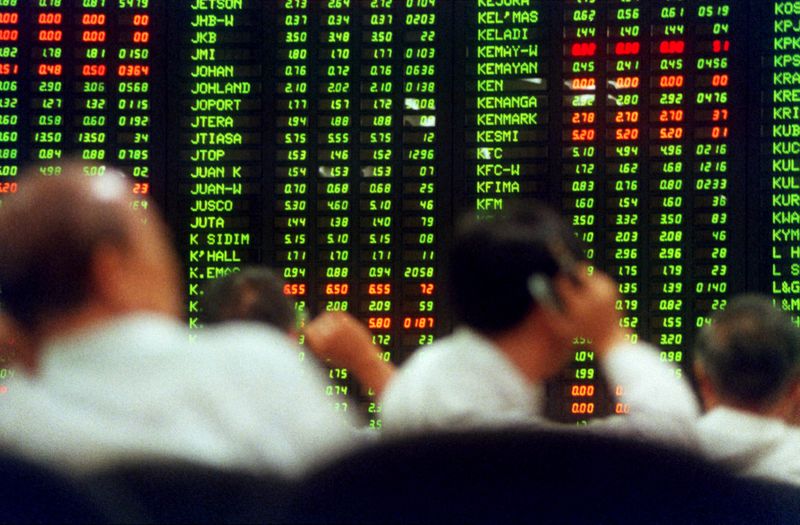 &copy; Reuters. TRADERS WATCH PRICE SCREENS AT A STOCK BROCKING FIRM&apos;S TRADING ROOM IN KUALA LUMPUR.